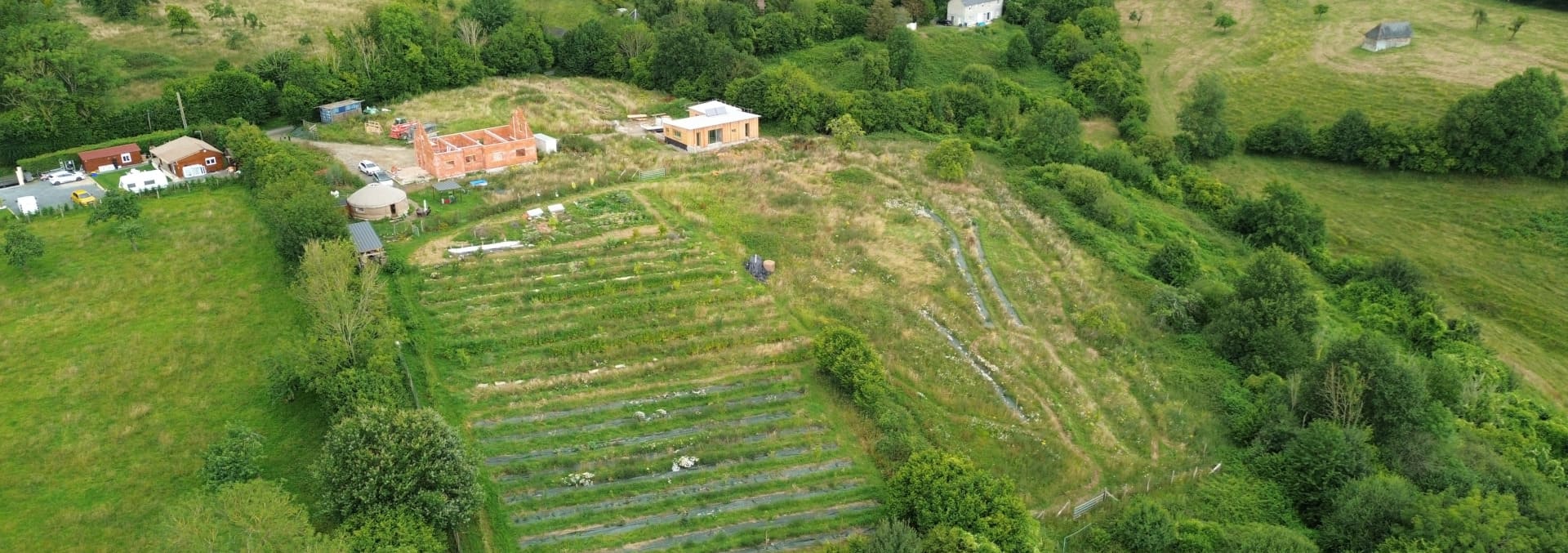 Vue de drone de la ferme des Jardins Vert Framboise