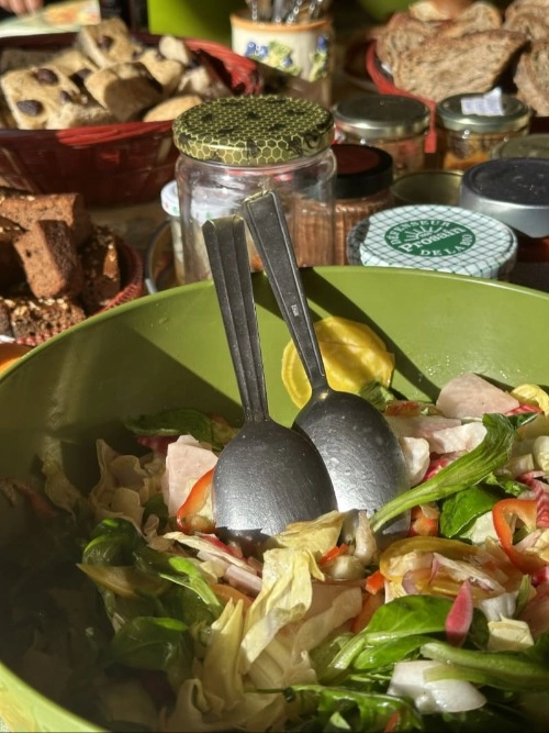Buffet de brunch à volonté : salade fraîche, pains artisanaux et confitures bio maison