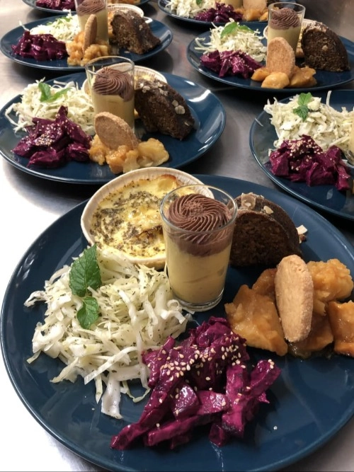 Assiettes de brunch fermier bio préparées en cuisine aux Jardins Vert Framboise, près de Caen