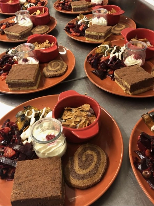 Plats sucrés et salés du brunch fermier : tiramisu, yaourt aux fruits rouges et légumes rôtis