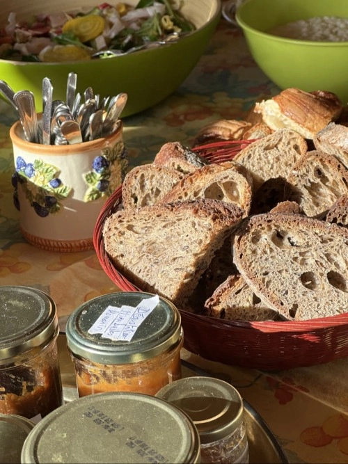 Corbeille de pains et viennoiseries artisanales avec confiture de mirabelles au romarin maison