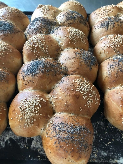 Pains tressés maison au sésame et pavot, fraîchement sortis du four pour le brunch