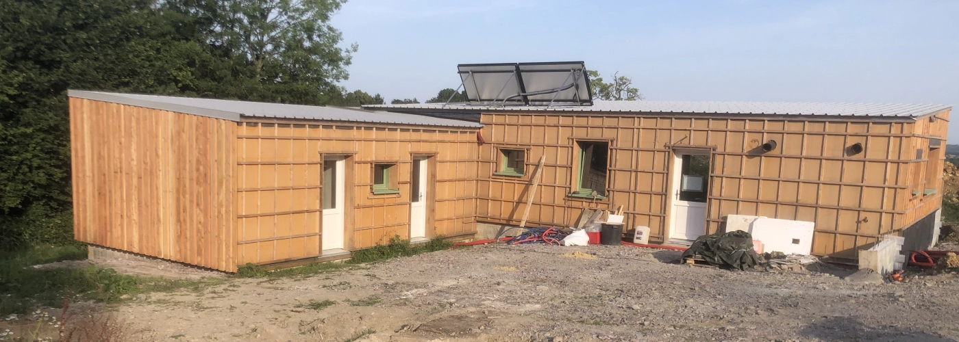 Maison bioclimatique Ossature  et bardage bois Panneaux solaire chauffe eau