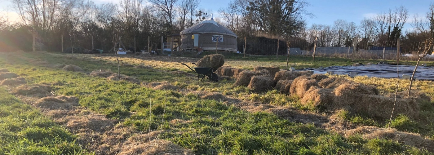 Protéger l'existant paillage avec du foin local